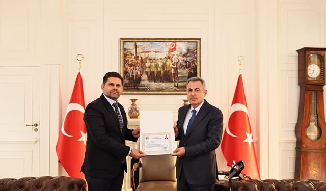 İzmir'in sağlık tepe yönetiminde devir teslim: İl Müdürü Burak Öztop kamudan ayrıldı, yeni adresi özel sektör oldu