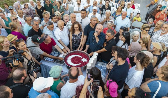 Karşıyaka’da aşure kazanı dostluk için kaynadı: Binlerce kişi aynı sofrada buluştu