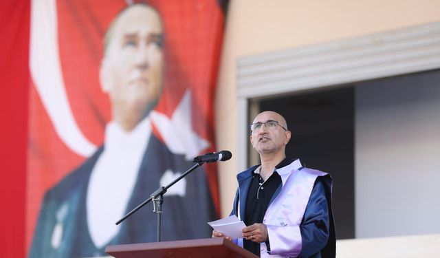 Emekli Albay İzmir'de fakülte birincisi oldu