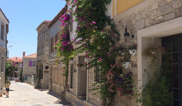 Çeşme'de Tatil Cenneti: Deniz, Tarih ve Lezzetin Buluştuğu Ege İncisi