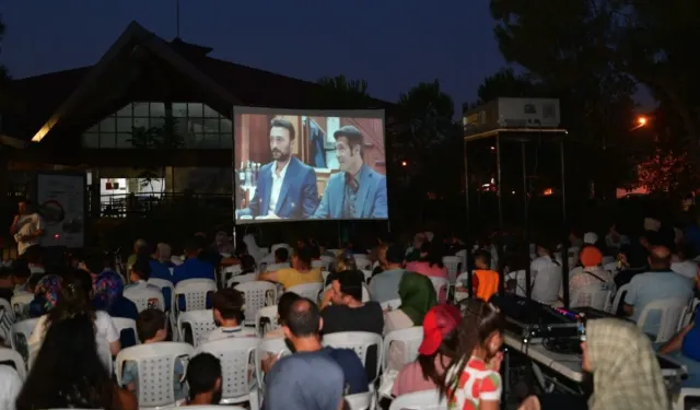 Bornova’da yaz akşamlarına nostaljik dokunuş: Açıkhava sinema günleri başladı!