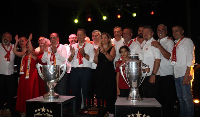 Galatasaray'ın şampiyonluk kupaları Kuşadası'nda sergilendi