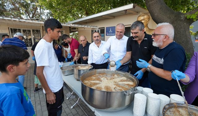 Gaziemir Belediyesi’nden 3 bin kişiye aşure ikramı