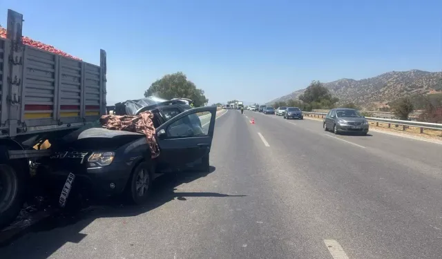 Otomobil tıra çarptı, 72 yaşındaki sürücü yaralandı