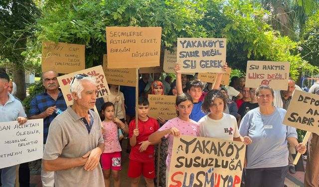 İzmir’de Yakaköy isyanı: Bir aydır susuz kalan mahalleli belediye önünde eylem yaptı!