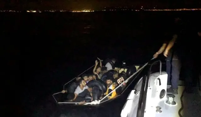 Çeşme açıklarında düzensiz göçmen alarmı: Lastik bottaki 17 kişi kurtarıldı