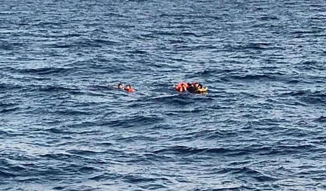 Ege'de umut yolculuğu kabusa döndü: İzmir'de Motoru bozulan lastik bottaki 3'ü çocuk 37 göçmen ölümün kıyısından alındı!