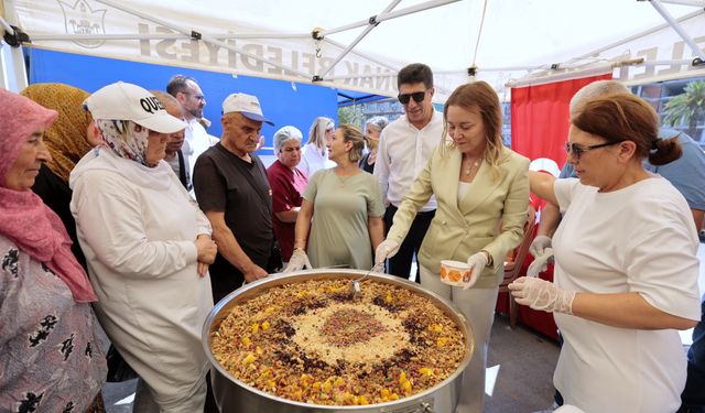 Konak’ta aşure kazanları komşular için kaynıyor!