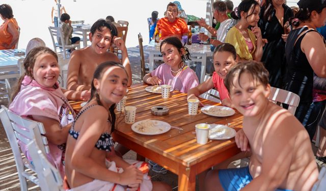 İzmir Konak’ta ders zili denizde çaldı: Bilimden sanata uzanan yaz macerası, Foça’da taçlandı
