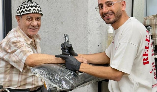 Bornova’daki dövme stüdyosundan örnek proje: Alzheimer ve otizmli bireyler için “Sevgi İzi” ücretsiz yapılıyor
