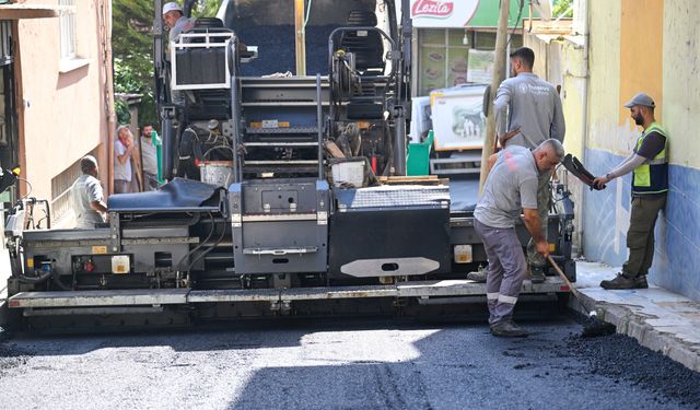 Vandallar Bornova Belediyesi'ne ait araçlara saldırdı