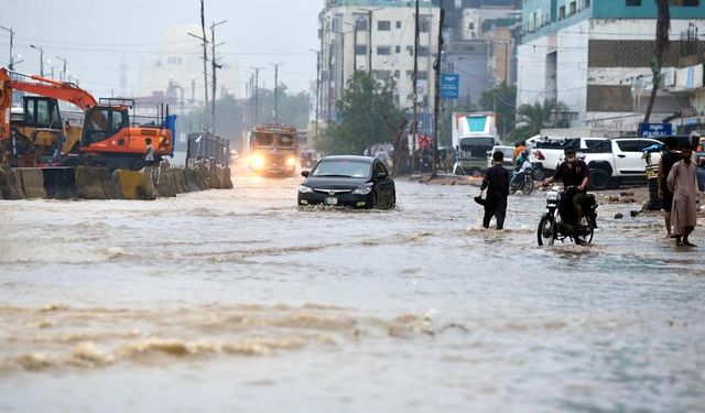 Pakistan’da Pencap eyaletini vuran sel 2 milyon kişiyi etkiledi