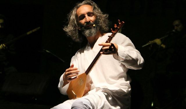 Urla Dam’da türküyle yoğrulmuş bir gece: Fırat Tanış’tan ‘Gelin Tanış Olalım’