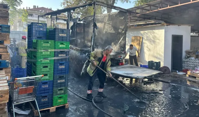 İzmir’de market kamyonu alev alev yandı