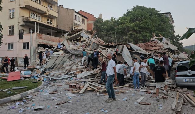 Balıkesir depreminde yıkılan bina sonrası 2 gözaltı