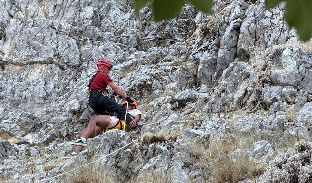 Kayalıklara düşen yamaç paraşütündekiler 5 saatte kurtarıldılar