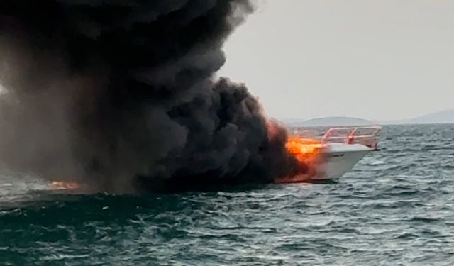 Çeşme’de teknede yangın paniği: Balıkçı barınağında alevler yükseldi!