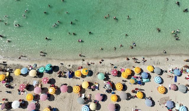 Çeşme’nin üç plajına yeniden mavi bayrak gururu