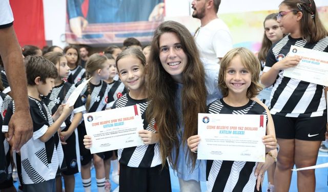 Çeşme Belediyesi Yaz Spor Okulu’nda sertifika coşkusu: Minik sporcular sahnede parladı