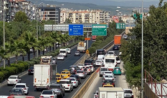 Ankara Caddesi'nde zincirleme kaza trafiği felç etti: Kilometrelerce kuyruk oluştu