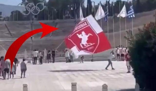 Bir Samsunspor taraftarı, Yunanistan'ın ortasında Atatürk logolu bayrağı dalgalandırdı