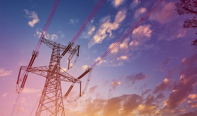 İzmir'de hafta sonu elektrik kesintisi: 15'ten fazla ilçede şalterler inecek, işte saat saat kesinti listesi