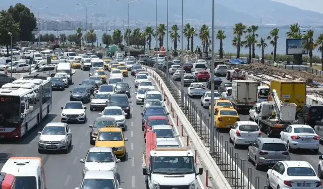 İzmir'de trafik kilit: Özellikle bu güzergâhlarda araçlar adım adım ilerliyor