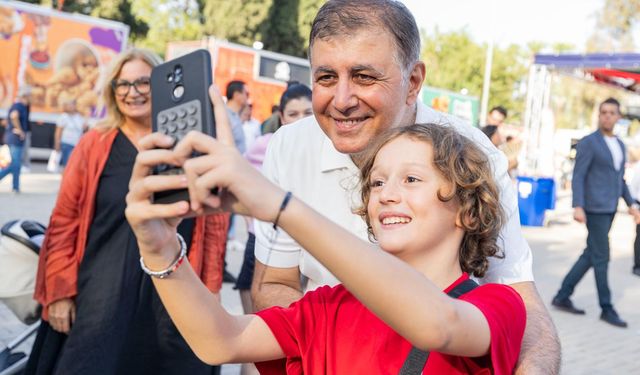 Başkan Tugay 94. İEF’de çocukları misafir etti