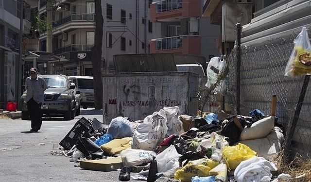 Karşıyaka’da çöp isyanı: Mahalleli kendi çöpünü topluyor