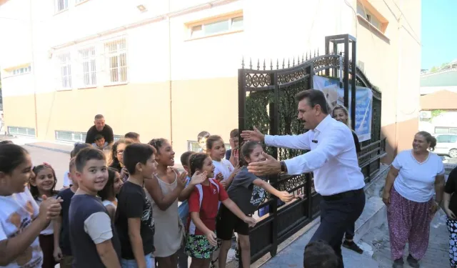 İzmir’de miniklere kırtasiye desteği: Eğitim setleri dağıtıldı