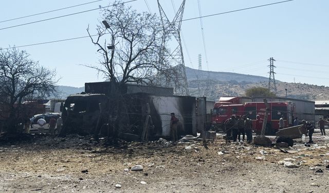 Bornova'da konteynerde çıkıp kamyona sıçrayan yangın söndürüldü