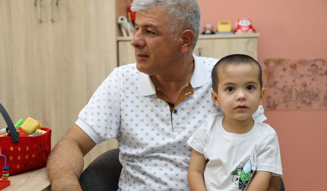 Minik Batuhan'ın sessiz dünyası biyonik kulakla şenlendi: İzmir Çiğli'de bir ilk gerçekleşti