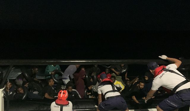 İzmir açıklarında 75 düzensiz göçmen yakalandı