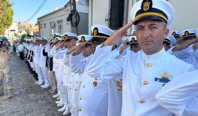 Emekli Deniz Yarbay İz Metin, İzmir'de son yolculuğuna uğurlandı