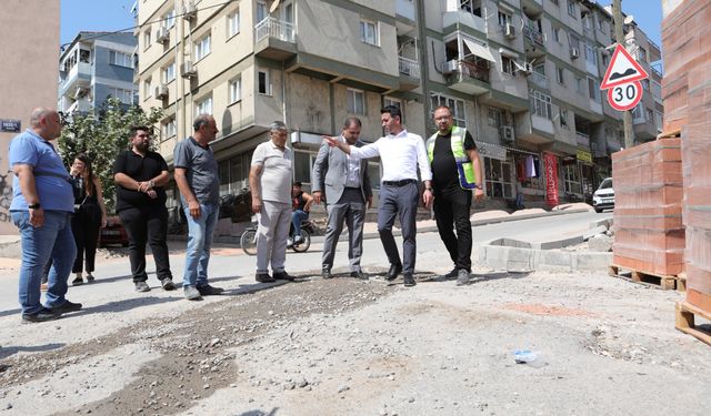 Bayraklı’da yol yenileme çalışmaları hız kesmiyor