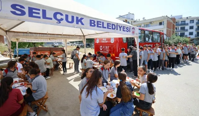 İzmir'de öğrencilere müjde: Kent Lokantası Öğrenci Otobüsü açıldı