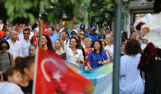 EFEST 2025 coşkuyla başladı: Efes Selçuk sokakları şenlik havasında