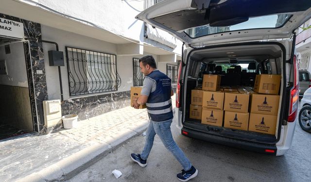 İzmir Büyükşehir’den 90 bin gıda paketi desteği