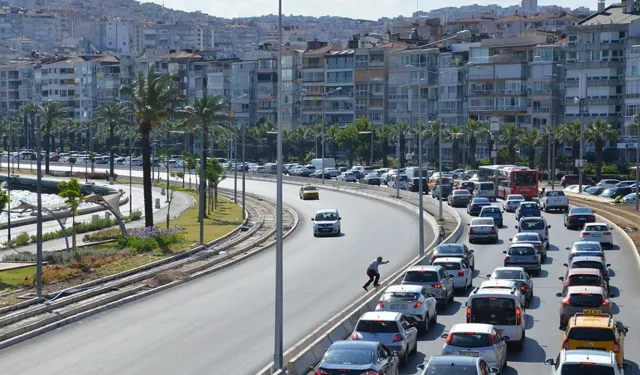 İzmir'in bir haftalık trafik karnesi kırıklarla dolu: 23 binden fazla sürücüye ceza yağdı