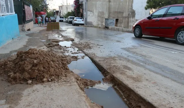 Karabağlar’da patlayan boru çileye dönüştü: Mahalleli 15 gündür su israfına tepkili