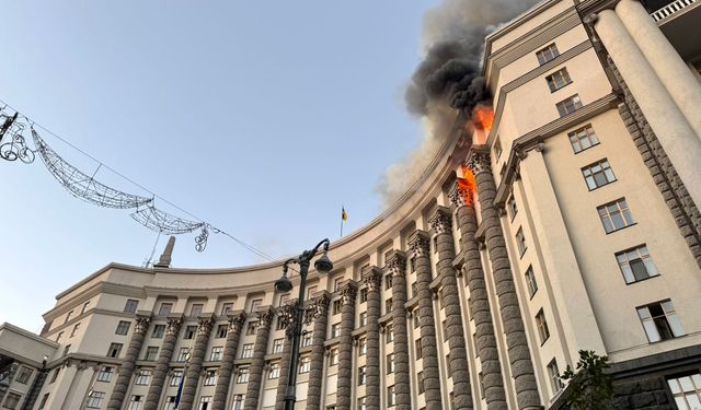 Rusya’nın gece saldırısında Kiev’de hükümet binası vuruldu