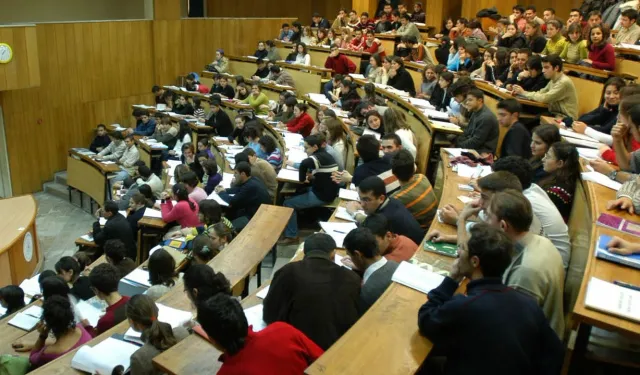 Geleceğin meslekleri gözden düştü: Öğretmenlik ve mühendislik kontenjanları çöktü, sıralar boş kaldı