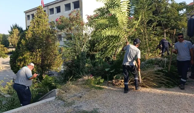 İzmir'de hizmet seferberliği: Okullar, yollar ve parklar elden geçirildi