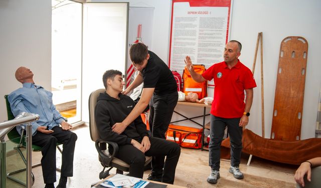 Karşıyaka'da Afet Eğitim Merkezi’nden gençlere farkındalık eğitimi