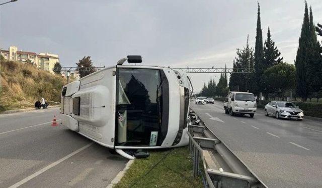Havalimanı personelini taşıyan midibüs devrildi: 5 yaralı