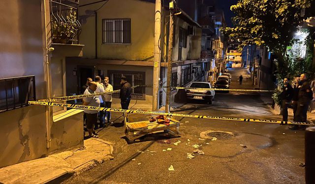 İzmir Karabağlar'da sokak ortasında vahşet: Husumetlisini defalarca bıçaklayarak öldürdü