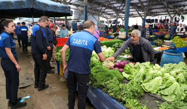 Buca’da semt pazarlarında hijyen alarmı: Zabıta sahada