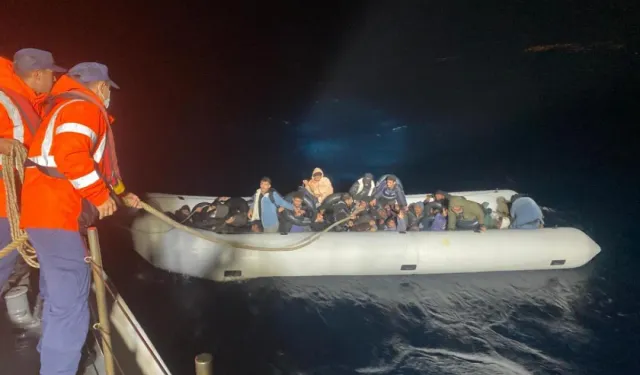 İzmir açıklarında durdurulan 2 botta 86 göçmen yakalandı