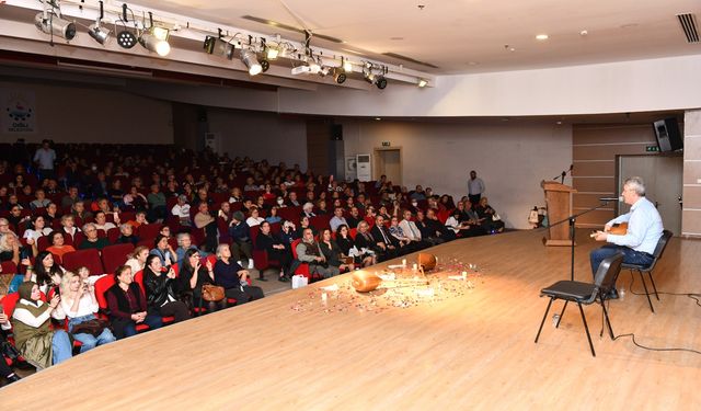 Çiğli’de duygu dolu gece: Aşık Veysel türkülerle anıldı