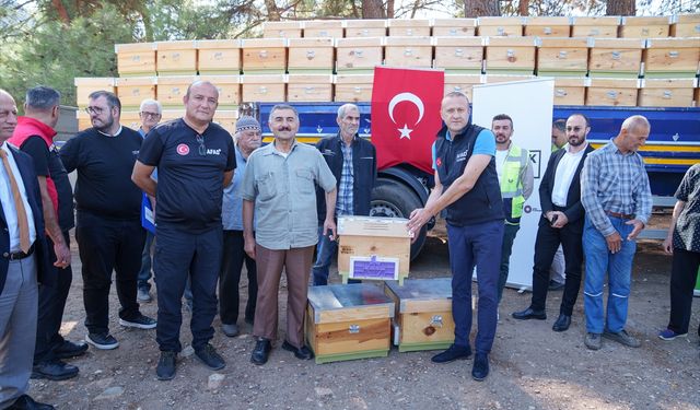 İzmir’de yangın yaralarını saran destek: 500 arı kovanı üreticilere dağıtıldı